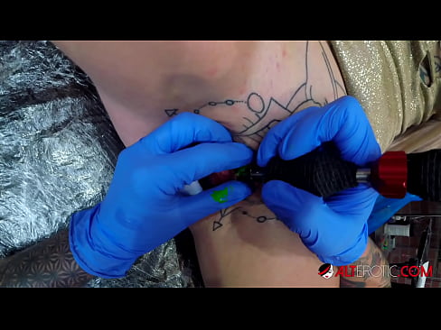❤️ Sully Savage yang sangat bertato membuat tato di klitorisnya ️ Video sialan di id.onlyhdporn.ru ️